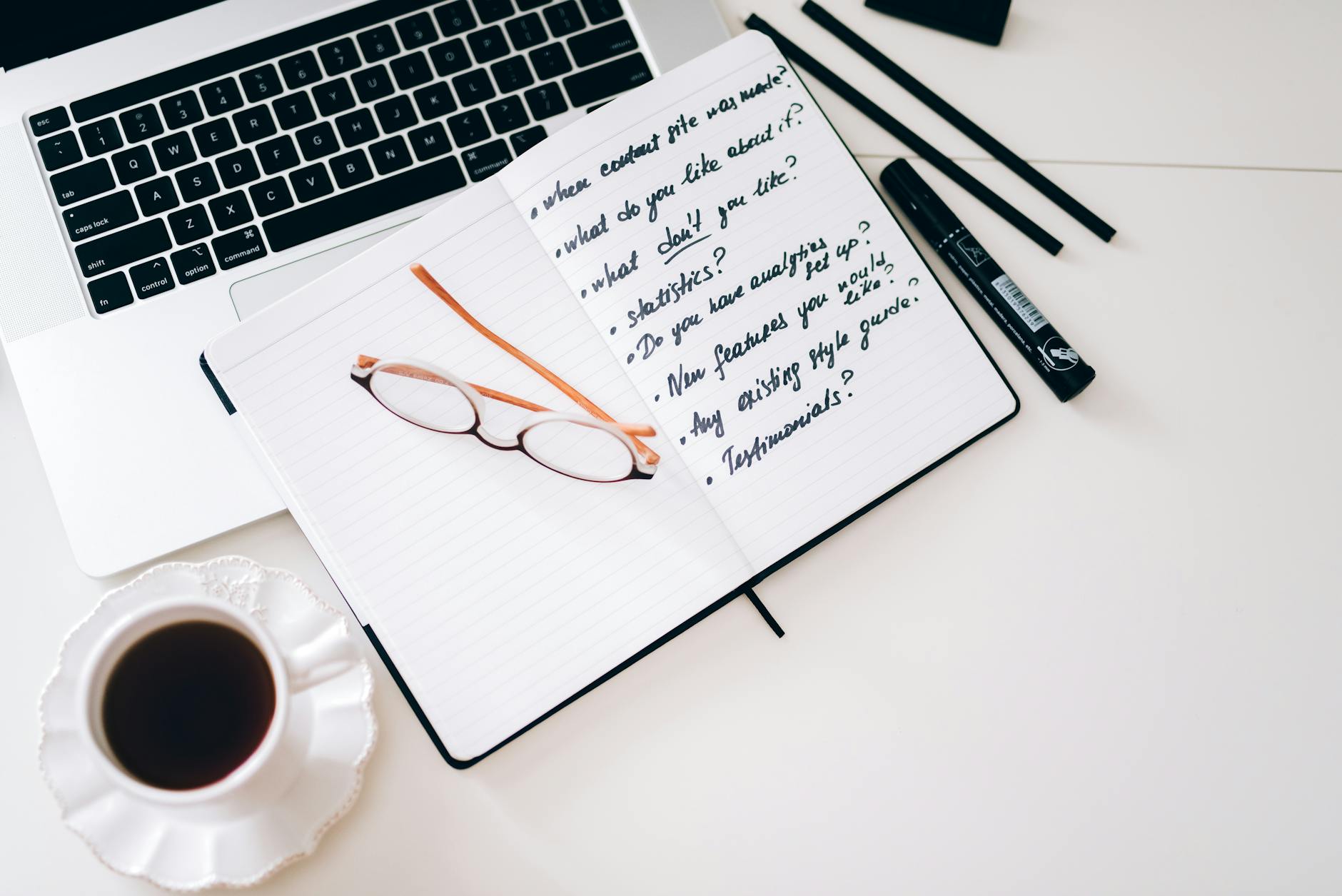 Aufgeräumter Schreibtisch mit Laptop und Notizen — Stockfoto, exemplarische Szene