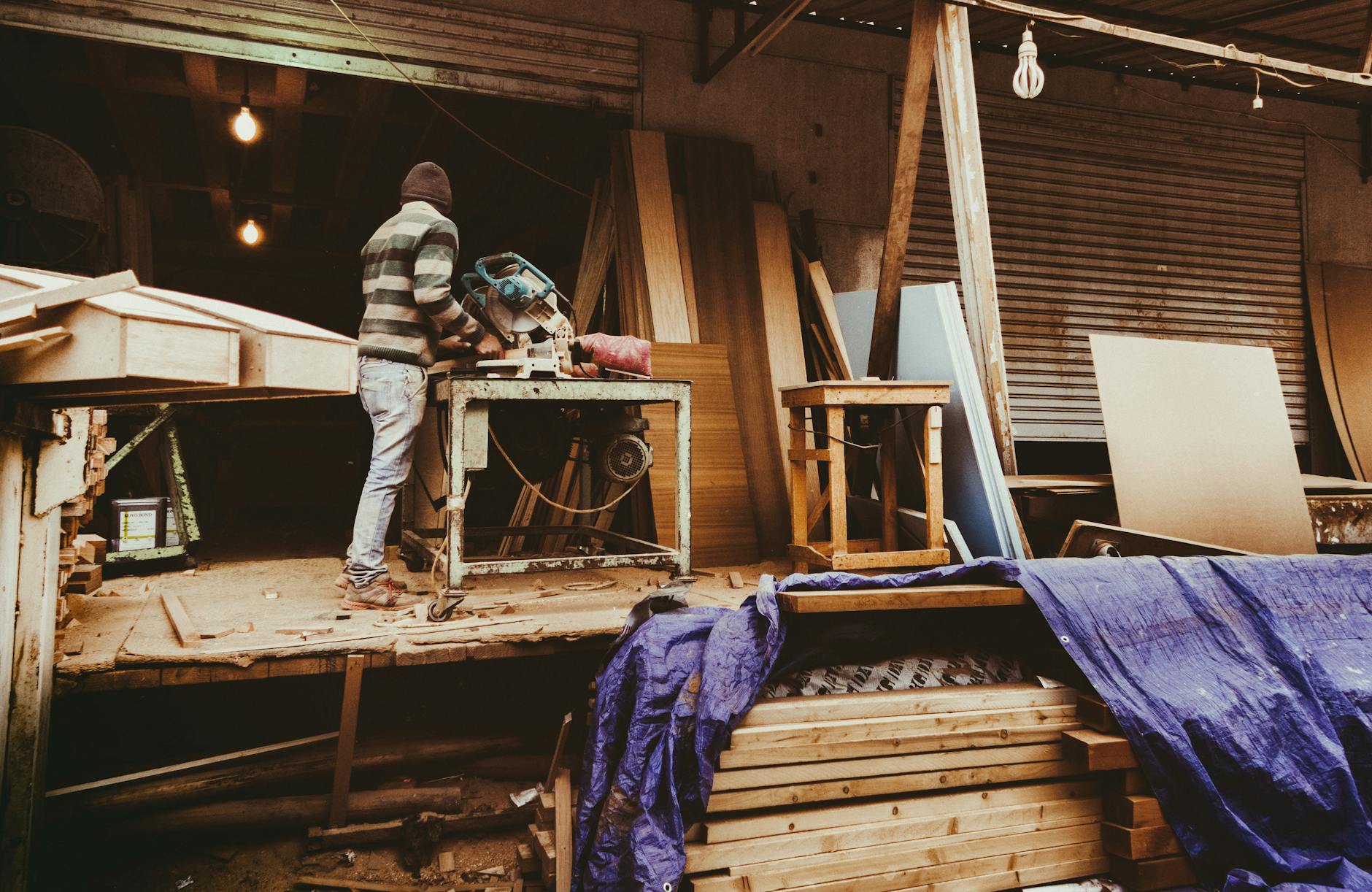 Tischler in rustikaler Werkstatt bei Holzarbeit — Stockfoto, exemplarische Szene